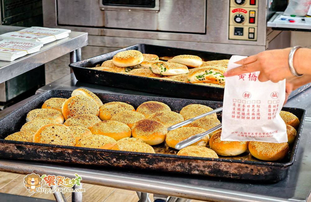 周胖子黃橋燒餅│高雄20多年老店！門面低調不顯眼，每天現烤出爐就排隊的人氣燒餅，甜鹹通通有