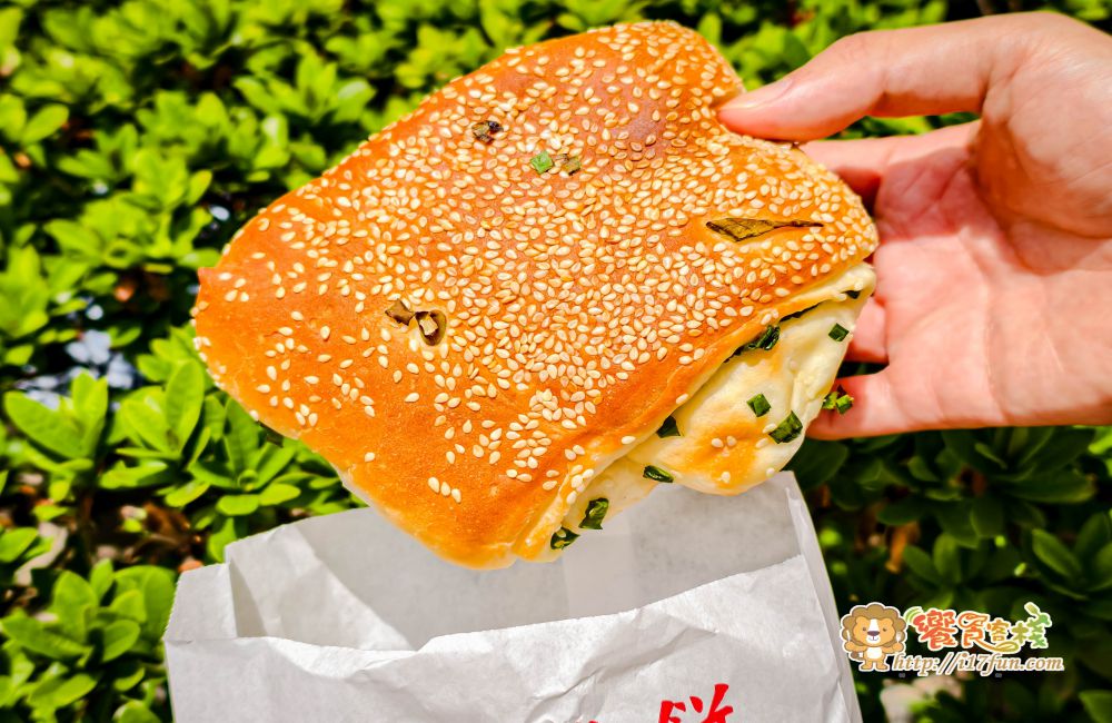 周胖子黃橋燒餅│高雄20多年老店！門面低調不顯眼，每天現烤出爐就排隊的人氣燒餅，甜鹹通通有
