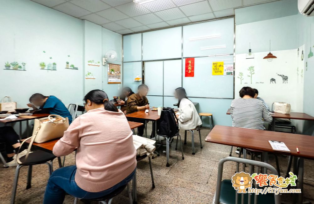李記刀削麵蔥油餅│高雄隱藏版巷弄人氣小吃店，一天只營業 4 小時，低調卻總是滿滿人潮，讓人一訪成主顧