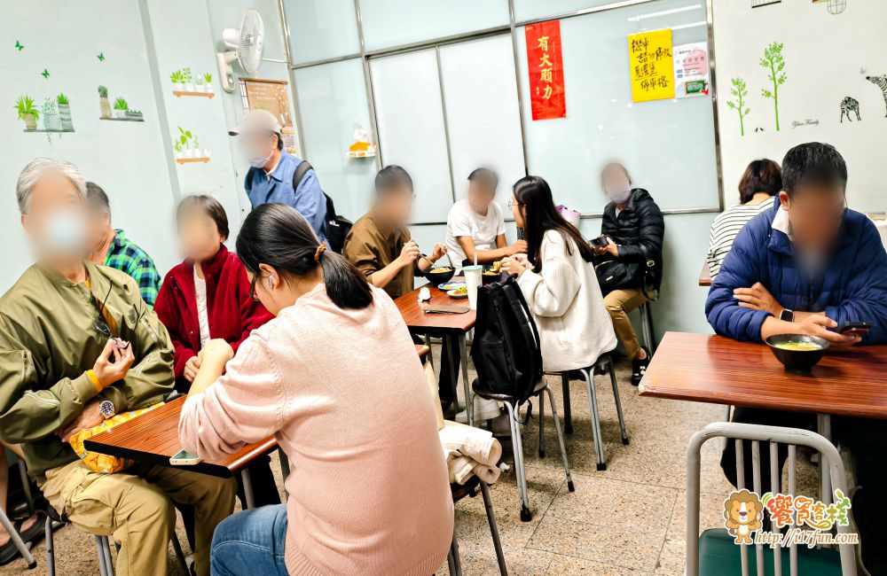 李記刀削麵蔥油餅│高雄隱藏版巷弄人氣小吃店，一天只營業 4 小時，低調卻總是滿滿人潮，讓人一訪成主顧