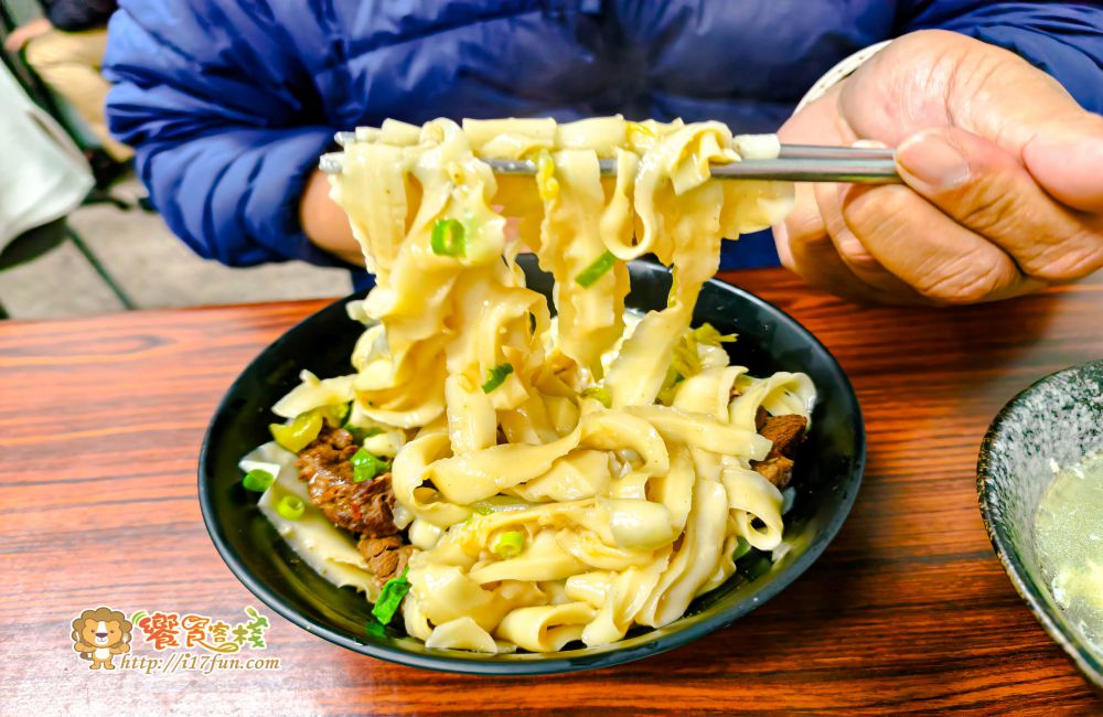 李記刀削麵蔥油餅│高雄隱藏版巷弄人氣小吃店，一天只營業 4 小時，低調卻總是滿滿人潮，讓人一訪成主顧
