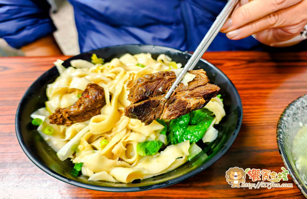 李記刀削麵蔥油餅│高雄隱藏版巷弄人氣小吃店，一天只營業 4 小時，低調卻總是滿滿人潮，讓人一訪成主顧