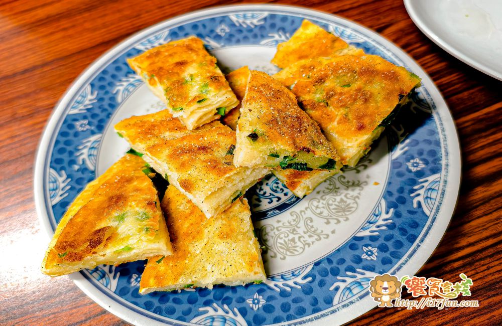 李記刀削麵蔥油餅│高雄隱藏版巷弄人氣小吃店，一天只營業 4 小時，低調卻總是滿滿人潮，讓人一訪成主顧
