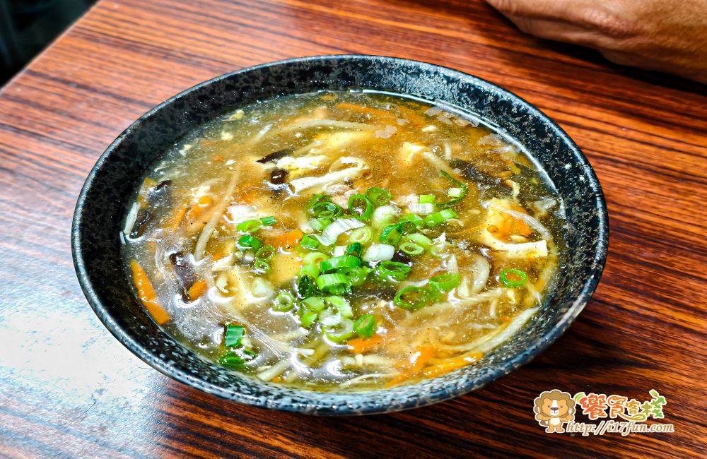 李記刀削麵蔥油餅│高雄隱藏版巷弄人氣小吃店，一天只營業 4 小時，低調卻總是滿滿人潮，讓人一訪成主顧