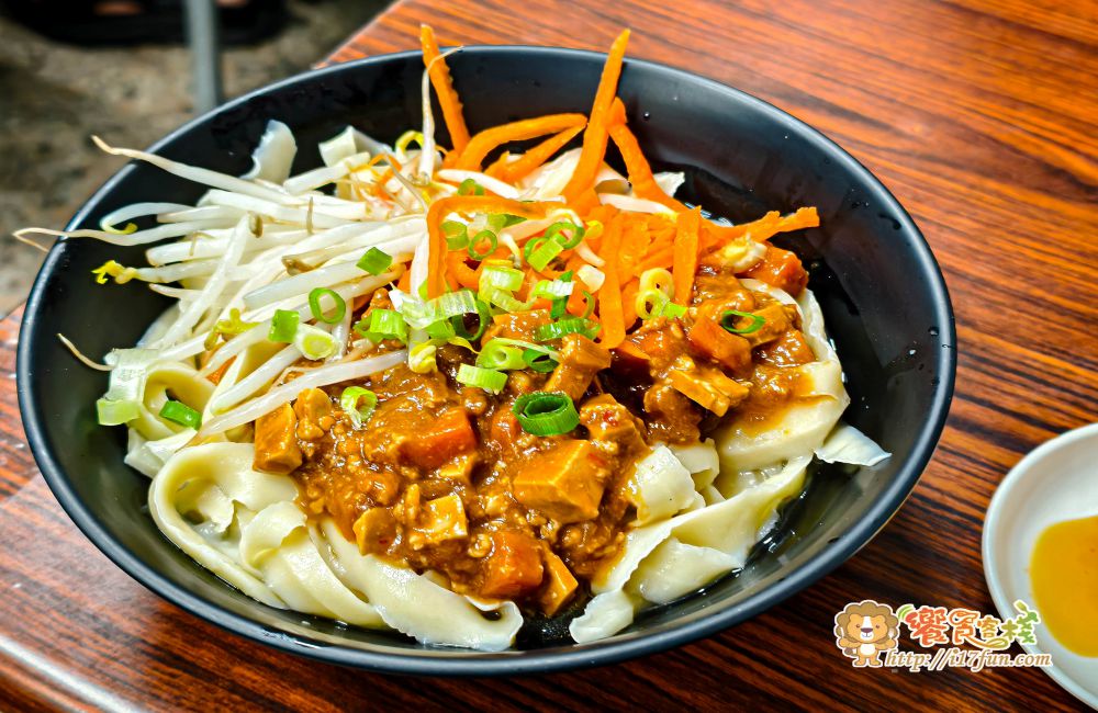 李記刀削麵蔥油餅│高雄隱藏版巷弄人氣小吃店，一天只營業 4 小時，低調卻總是滿滿人潮，讓人一訪成主顧
