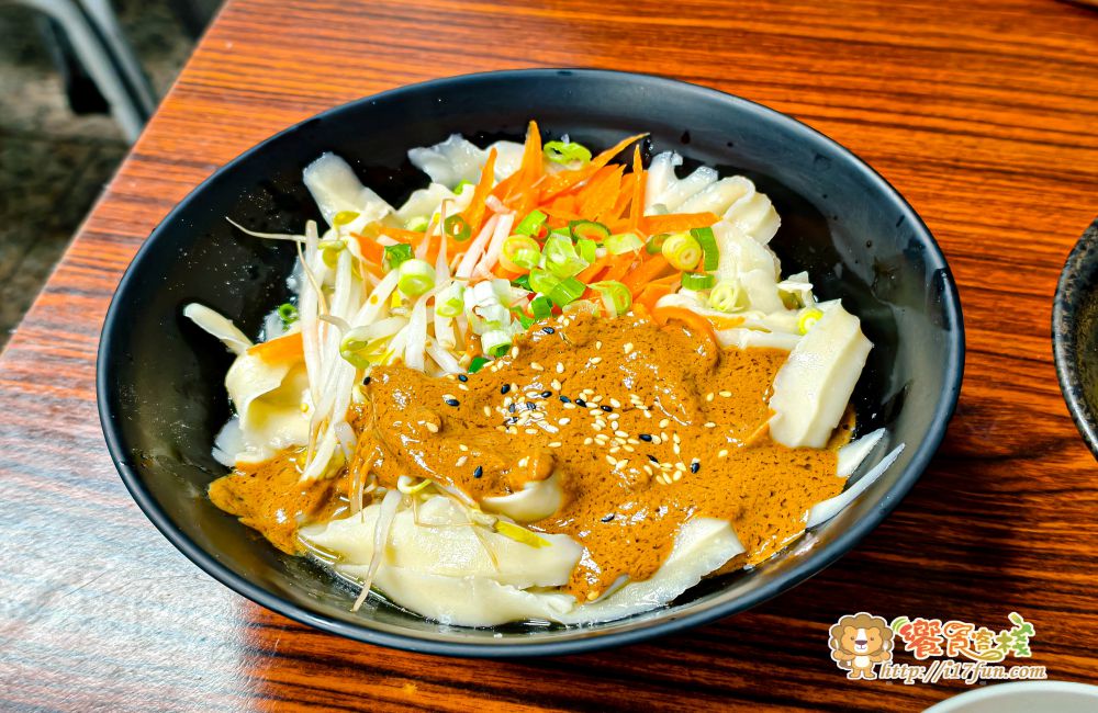 李記刀削麵蔥油餅│高雄隱藏版巷弄人氣小吃店，一天只營業 4 小時，低調卻總是滿滿人潮，讓人一訪成主顧