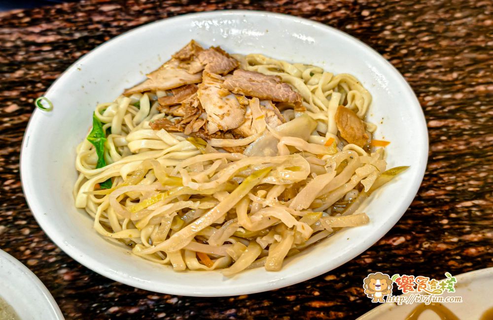 阿幕麵店│高雄人氣麵店！不走排隊名店路線，卻是在地人反覆回訪的口袋名單，滷味、小菜、麵食一次滿足
