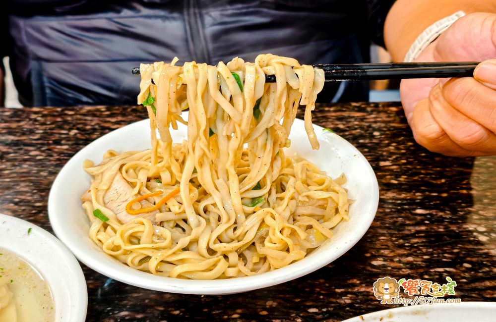 阿幕麵店│高雄人氣麵店！不走排隊名店路線，卻是在地人反覆回訪的口袋名單，滷味、小菜、麵食一次滿足