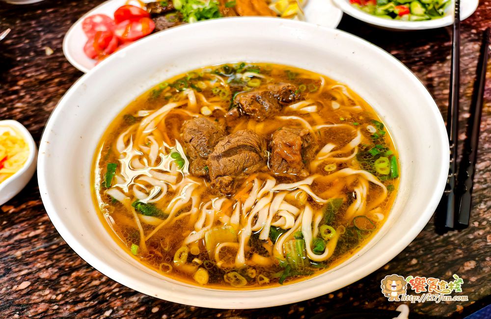 阿幕麵店│高雄人氣麵店！不走排隊名店路線，卻是在地人反覆回訪的口袋名單，滷味、小菜、麵食一次滿足