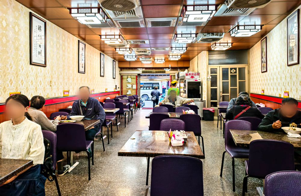 阿幕麵店│高雄人氣麵店！不走排隊名店路線，卻是在地人反覆回訪的口袋名單，滷味、小菜、麵食一次滿足