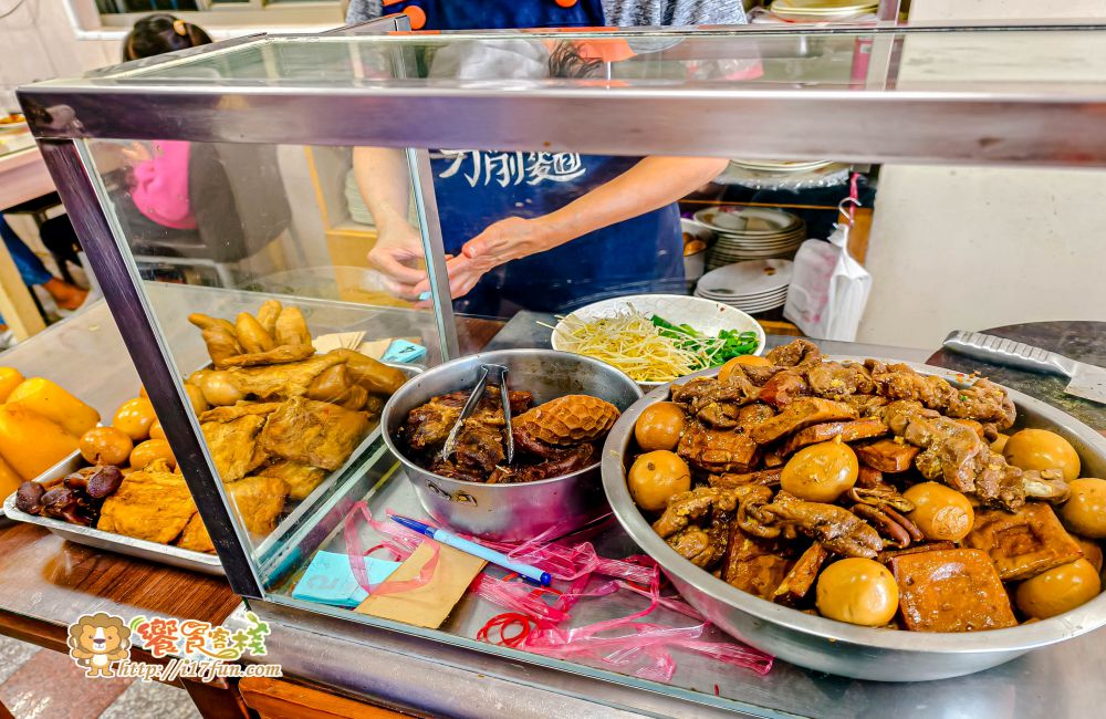 余第一家刀削麵│高雄超過50年的老字號麵店！在地人從小吃到大、餵飽無數海軍官兵的刀削麵店