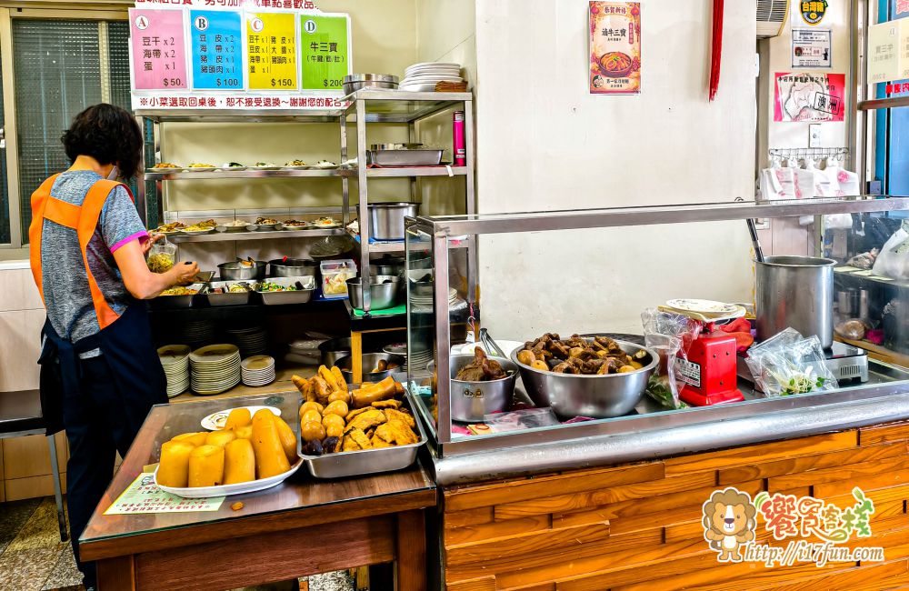 余第一家刀削麵│高雄超過50年的老字號麵店！在地人從小吃到大、餵飽無數海軍官兵的刀削麵店