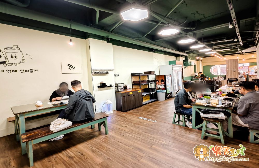 小月 釜山豬肉湯飯專賣店│高雄少見釜山風味！豬骨湯熬八小時，清爽不膩！每一口都能品味到濃郁甘甜的原汁原味