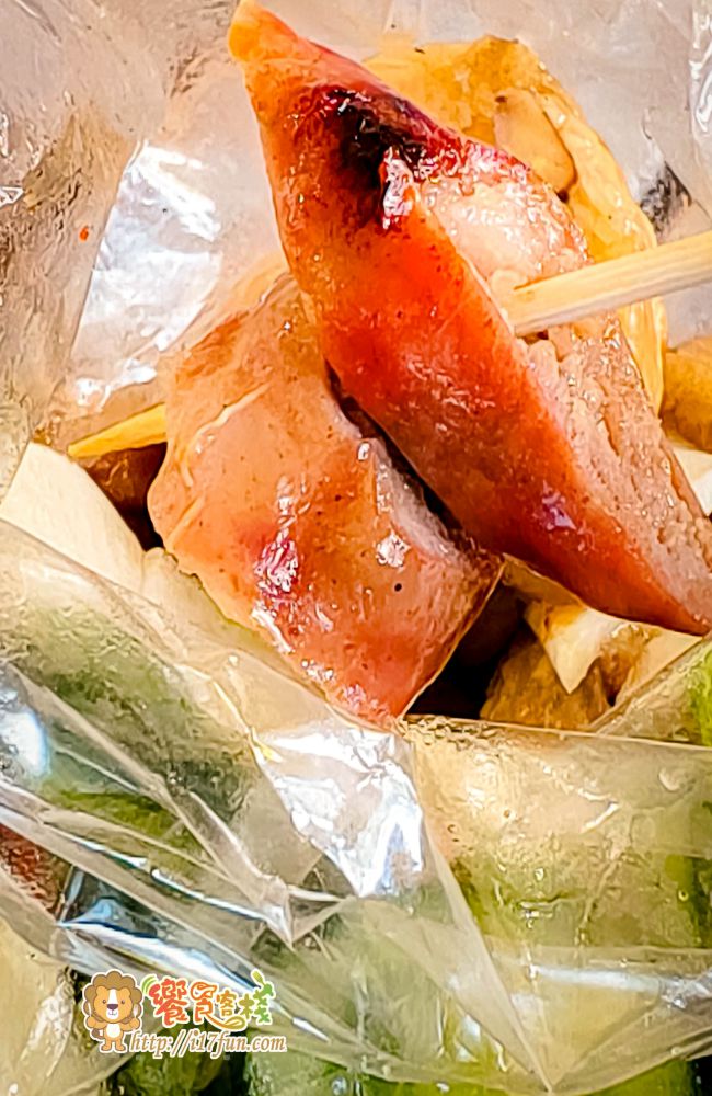 新大港大腸香腸│高雄經典老店！炭火香腸與糯米大腸傳承50年古早味小吃，還到營業時間就開始排隊