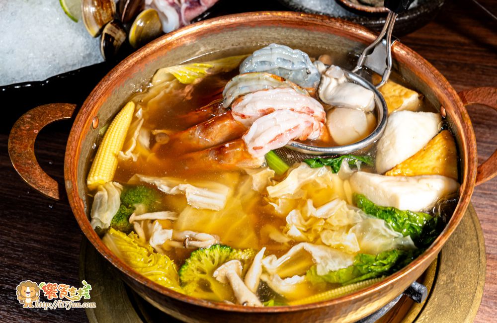 銅花精緻涮涮鍋│高雄頂級火鍋推薦！活體海鮮、日本A5和牛加專人桌邊服務，從開鍋到雜炊都是尊榮享受