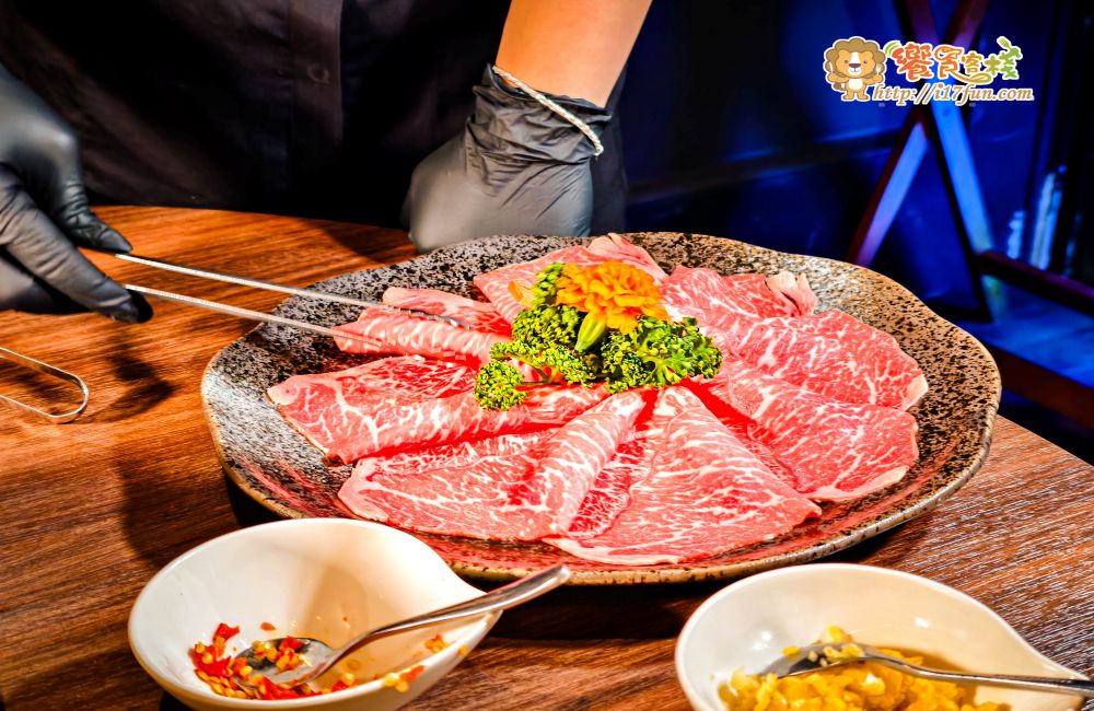 銅花精緻涮涮鍋│高雄頂級火鍋推薦！活體海鮮、日本A5和牛加專人桌邊服務，從開鍋到雜炊都是尊榮享受