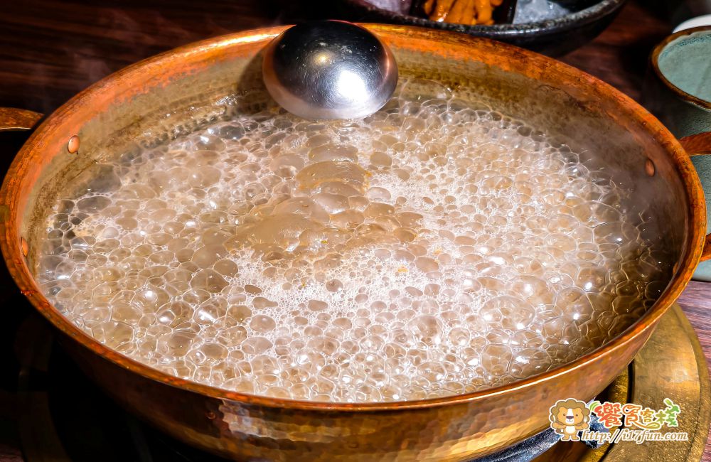 銅花精緻涮涮鍋│高雄頂級火鍋推薦！活體海鮮、日本A5和牛加專人桌邊服務，從開鍋到雜炊都是尊榮享受