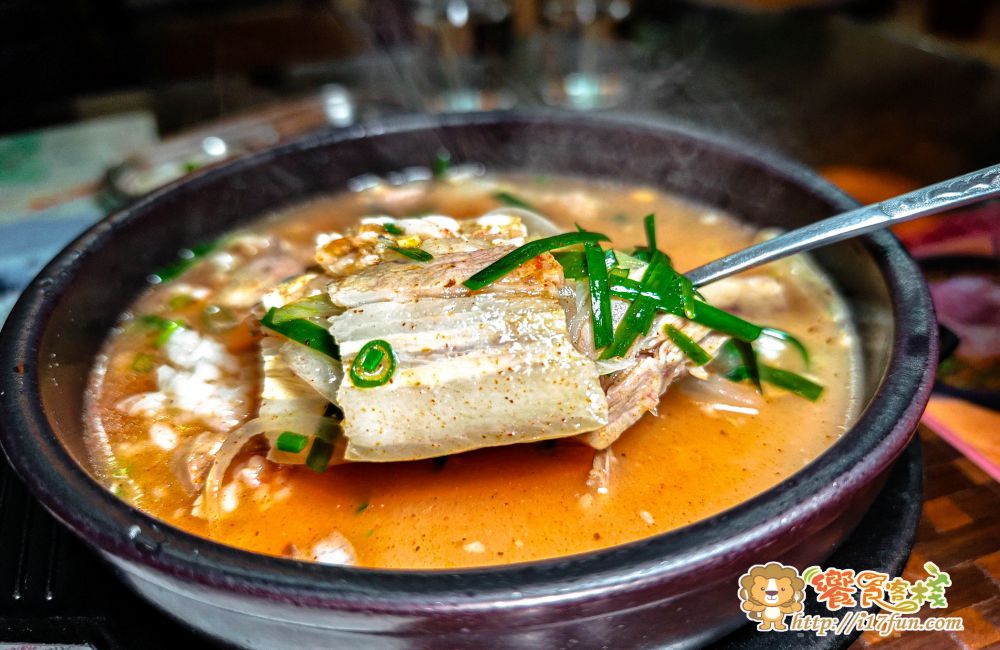 大叔豬肉湯飯│高雄韓式料理推薦！釜山大叔開的豬肉湯飯店，不用飛韓國也能吃到道地釜山味，湯頭濃郁暖胃又平價