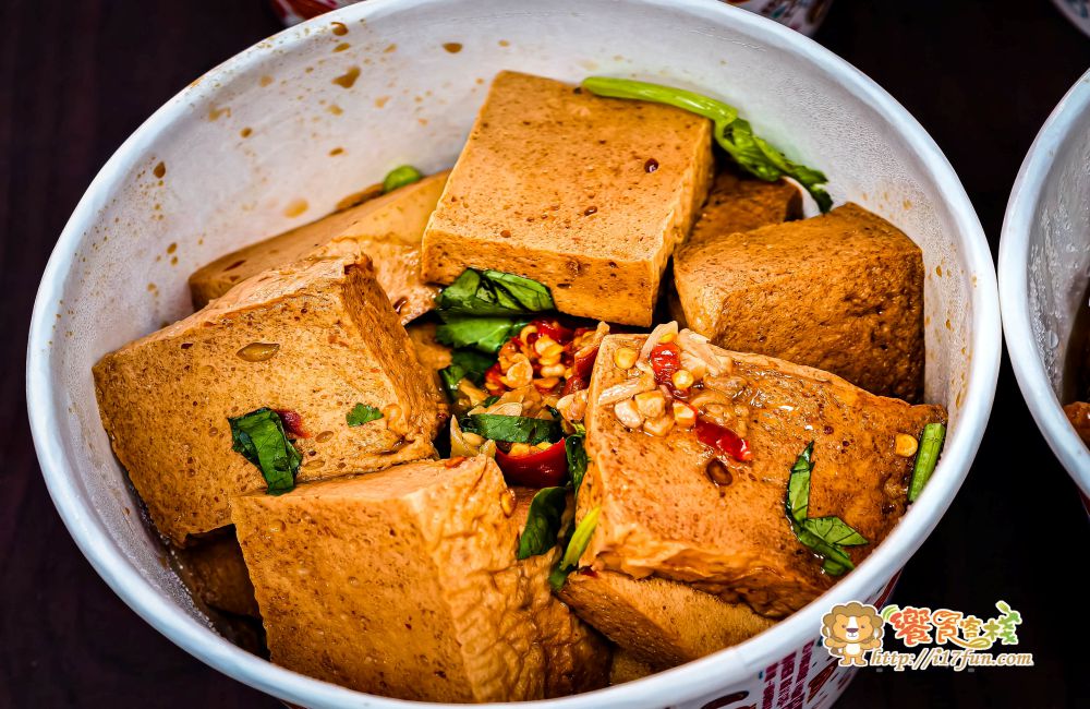 臻Q蛋乁灶咖│高雄隱藏版滷味！低調藏在透天厝裡，沒有招牌但每逢下午就有排隊人潮，賣蛋起家卻因雞爪而爆紅