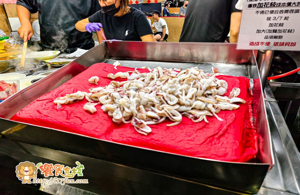 老牌生炒花枝羹│高雄人氣老店！品項只有一種主角，卻飄香40年，很多在地人從小吃到大~每到晚餐、宵夜時段就會聚集