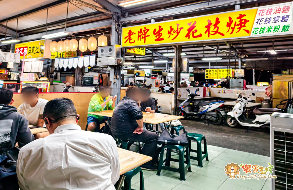 老牌生炒花枝羹│高雄人氣老店！品項只有一種主角，卻飄香40年，很多在地人從小吃到大~每到晚餐、宵夜時段就會聚集