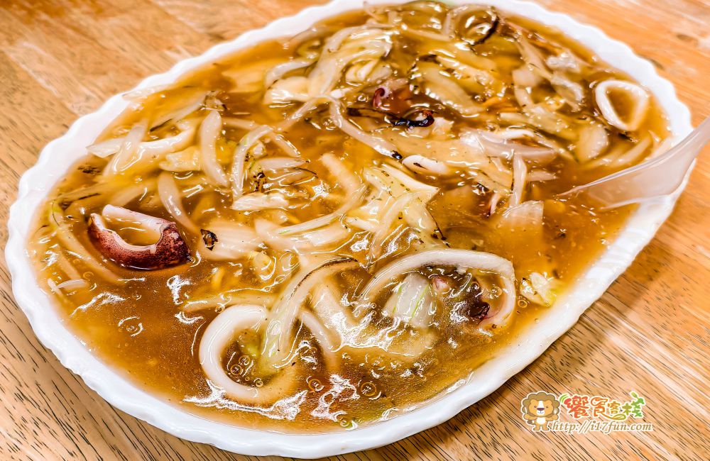 老牌生炒花枝羹│高雄人氣老店！品項只有一種主角，卻飄香40年，很多在地人從小吃到大~每到晚餐、宵夜時段就會聚集