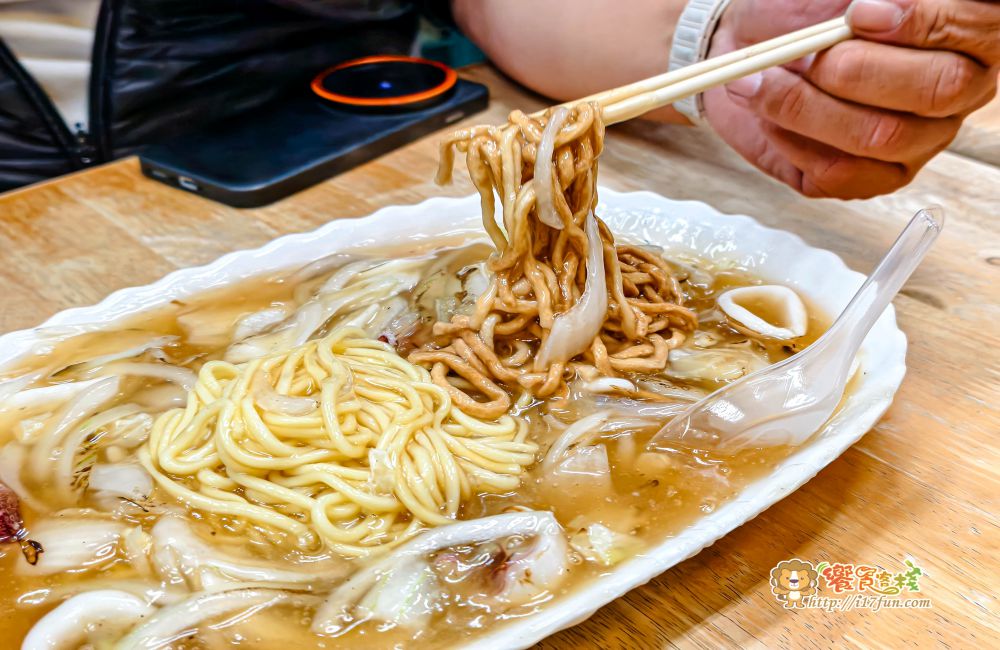 老牌生炒花枝羹│高雄人氣老店！品項只有一種主角，卻飄香40年，很多在地人從小吃到大~每到晚餐、宵夜時段就會聚集