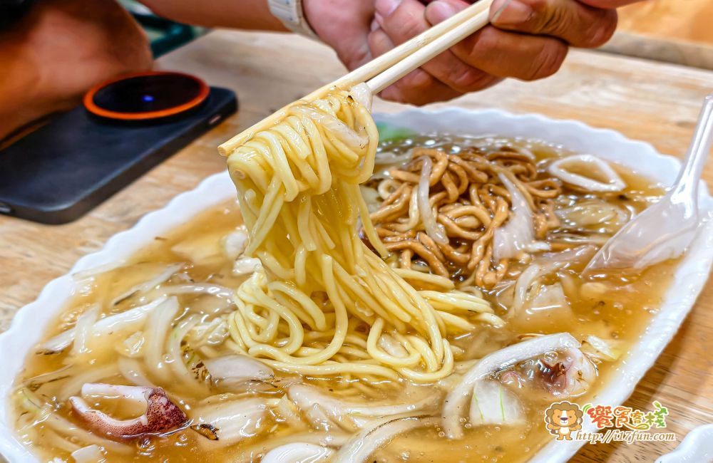 老牌生炒花枝羹│高雄人氣老店！品項只有一種主角，卻飄香40年，很多在地人從小吃到大~每到晚餐、宵夜時段就會聚集