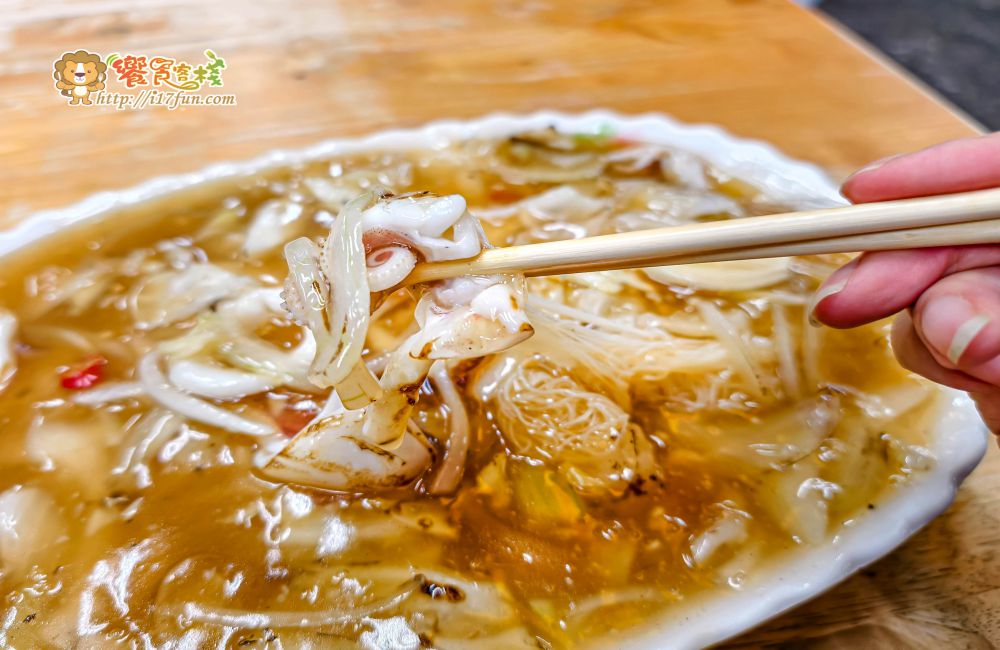 老牌生炒花枝羹│高雄人氣老店！品項只有一種主角，卻飄香40年，很多在地人從小吃到大~每到晚餐、宵夜時段就會聚集