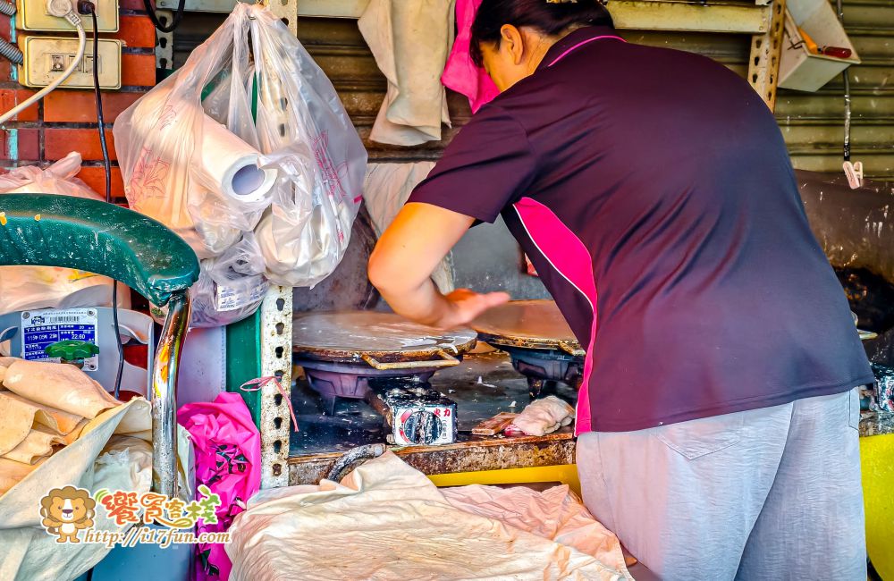 春捲小霸王│高雄低調不顯眼的春捲店！全麥潤餅皮Q彈耐包、內餡紮實豐富，從經典到蔬果口味都讓人一吃就愛上