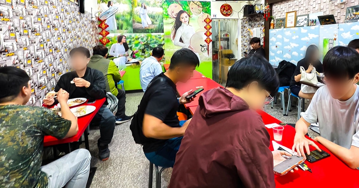 阿荷台灣越南美食│高雄超人氣越南料理!餐點高達70多種,目前通通百元有找,還提供免費蜂蜜檸檬水超加分 - 第1張圖 阿荷台灣越南美食│高雄超人氣越南料理!餐點高達70多種,目前通通百元有找,還提供免費蜂蜜檸檬水超加分