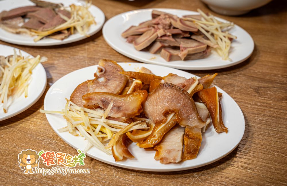 318霸王牛肉麵│高雄吃了會上癮的牛肉麵！獨家醬燒湯頭，層次分明不死鹹，滷豬腳、腿庫也是超強，還可以依喜好客製麻VS辣的比例，增加風味層次~