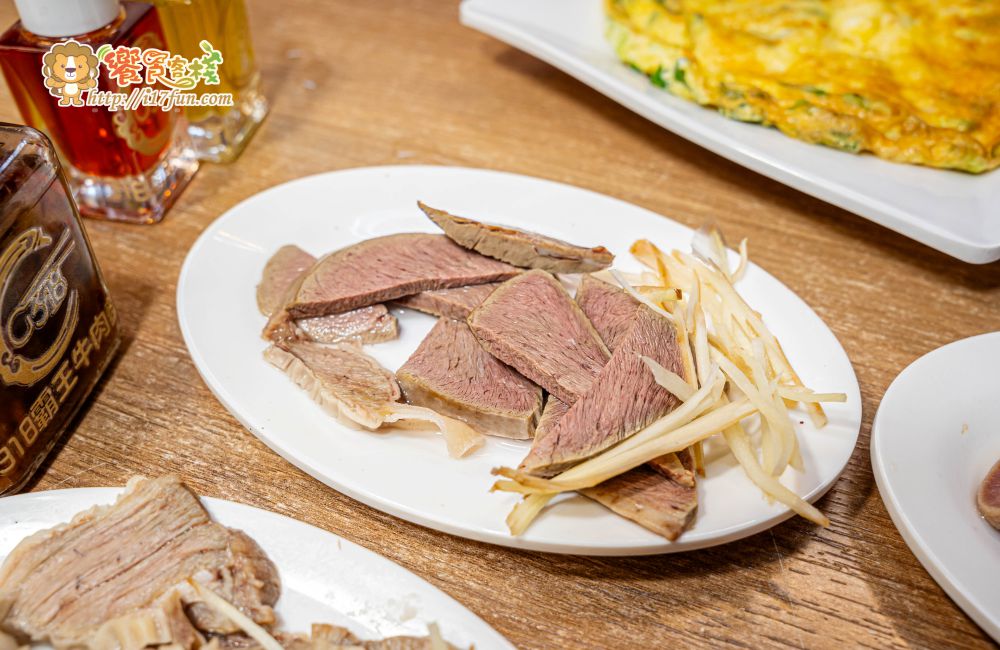 318霸王牛肉麵│高雄吃了會上癮的牛肉麵！獨家醬燒湯頭，層次分明不死鹹，滷豬腳、腿庫也是超強，還可以依喜好客製麻VS辣的比例，增加風味層次~