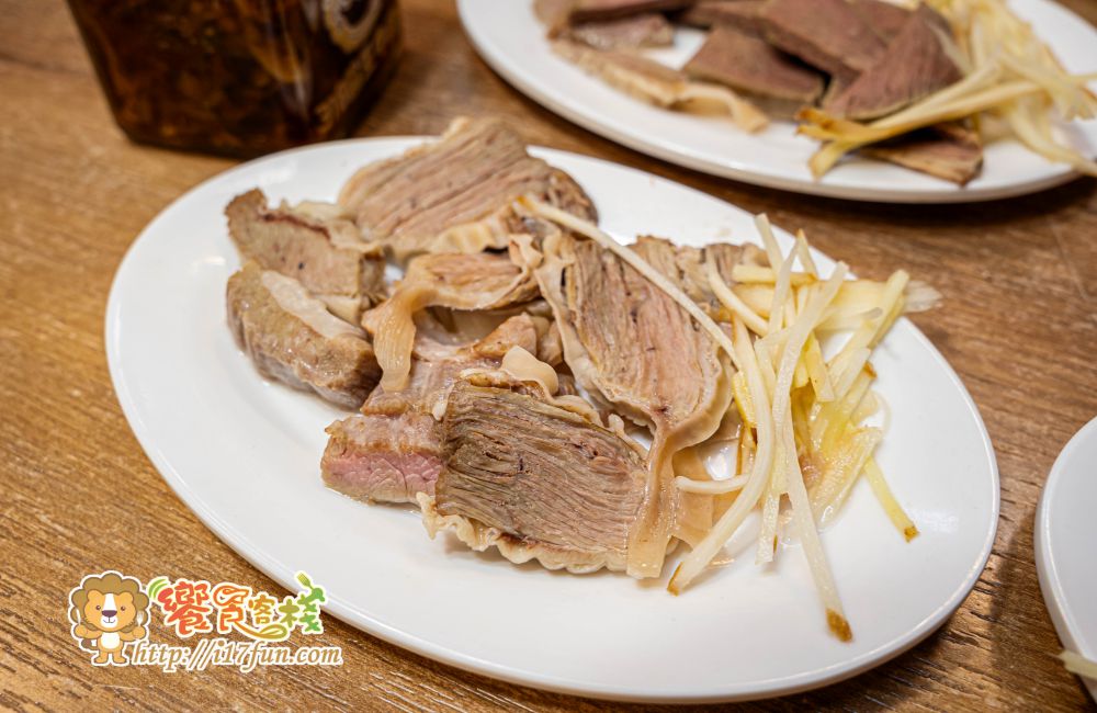 318霸王牛肉麵│高雄吃了會上癮的牛肉麵！獨家醬燒湯頭，層次分明不死鹹，滷豬腳、腿庫也是超強，還可以依喜好客製麻VS辣的比例，增加風味層次~