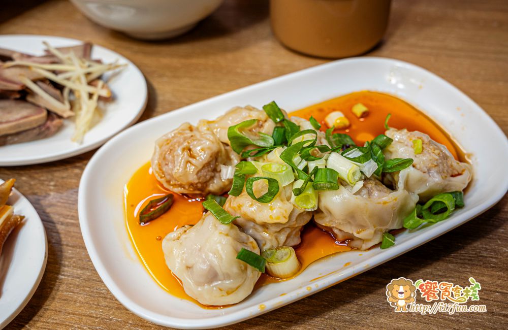 318霸王牛肉麵│高雄吃了會上癮的牛肉麵！獨家醬燒湯頭，層次分明不死鹹，滷豬腳、腿庫也是超強，還可以依喜好客製麻VS辣的比例，增加風味層次~