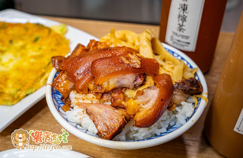 318霸王牛肉麵│高雄吃了會上癮的牛肉麵！獨家醬燒湯頭，層次分明不死鹹，滷豬腳、腿庫也是超強，還可以依喜好客製麻VS辣的比例，增加風味層次~