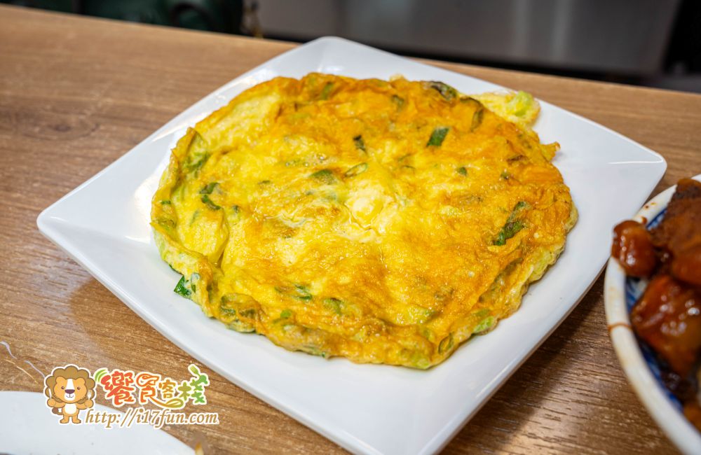 318霸王牛肉麵│高雄吃了會上癮的牛肉麵！獨家醬燒湯頭，層次分明不死鹹，滷豬腳、腿庫也是超強，還可以依喜好客製麻VS辣的比例，增加風味層次~