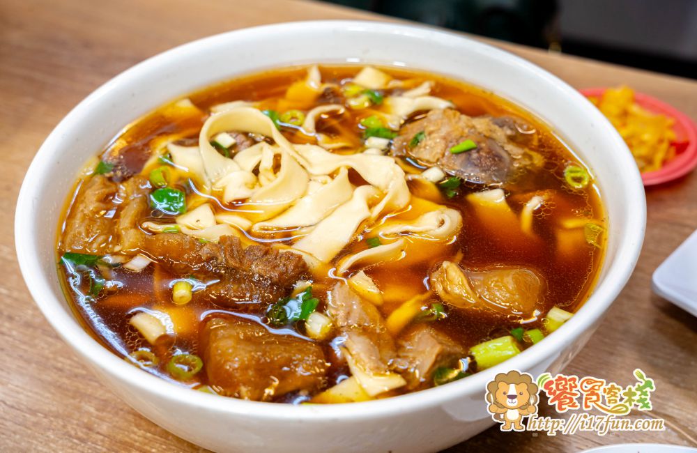 318霸王牛肉麵│高雄吃了會上癮的牛肉麵！獨家醬燒湯頭，層次分明不死鹹，滷豬腳、腿庫也是超強，還可以依喜好客製麻VS辣的比例，增加風味層次~