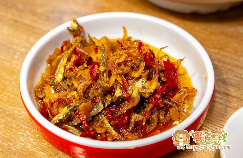 318霸王牛肉麵│高雄吃了會上癮的牛肉麵！獨家醬燒湯頭，層次分明不死鹹，滷豬腳、腿庫也是超強，還可以依喜好客製麻VS辣的比例，增加風味層次~