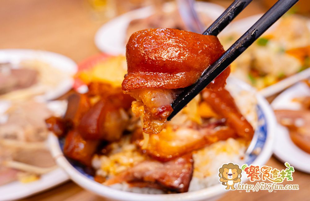 318霸王牛肉麵│高雄吃了會上癮的牛肉麵！獨家醬燒湯頭，層次分明不死鹹，滷豬腳、腿庫也是超強，還可以依喜好客製麻VS辣的比例，增加風味層次~