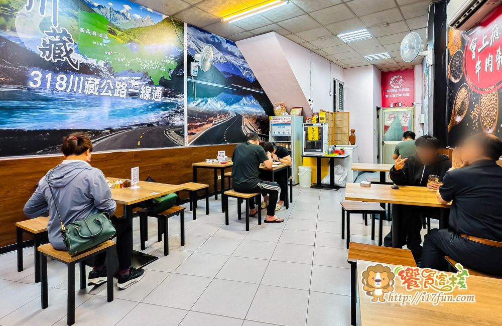 318霸王牛肉麵│高雄吃了會上癮的牛肉麵！獨家醬燒湯頭，層次分明不死鹹，滷豬腳、腿庫也是超強，還可以依喜好客製麻VS辣的比例，增加風味層次~