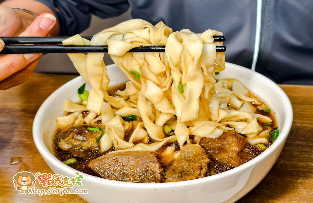 318霸王牛肉麵│高雄吃了會上癮的牛肉麵！獨家醬燒湯頭，層次分明不死鹹，滷豬腳、腿庫也是超強，還可以依喜好客製麻VS辣的比例，增加風味層次~