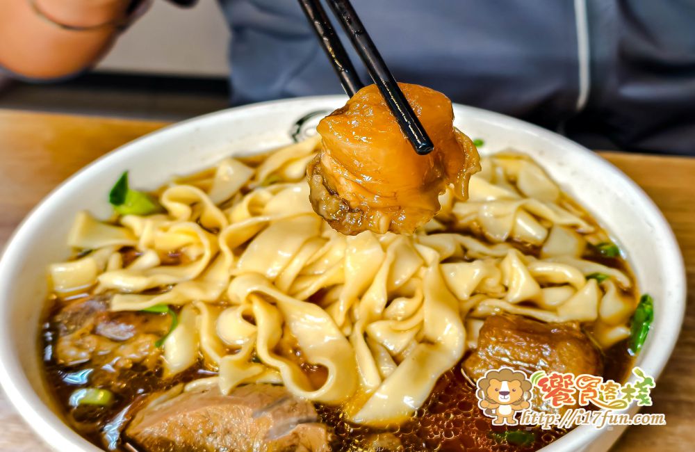 318霸王牛肉麵│高雄吃了會上癮的牛肉麵！獨家醬燒湯頭，層次分明不死鹹，滷豬腳、腿庫也是超強，還可以依喜好客製麻VS辣的比例，增加風味層次~