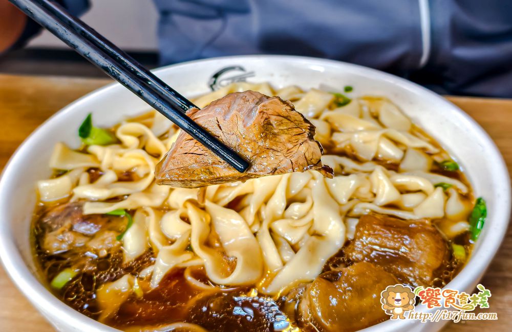 318霸王牛肉麵│高雄吃了會上癮的牛肉麵！獨家醬燒湯頭，層次分明不死鹹，滷豬腳、腿庫也是超強，還可以依喜好客製麻VS辣的比例，增加風味層次~