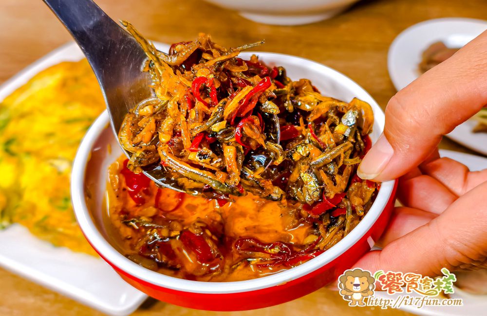 318霸王牛肉麵│高雄吃了會上癮的牛肉麵！獨家醬燒湯頭，層次分明不死鹹，滷豬腳、腿庫也是超強，還可以依喜好客製麻VS辣的比例，增加風味層次~