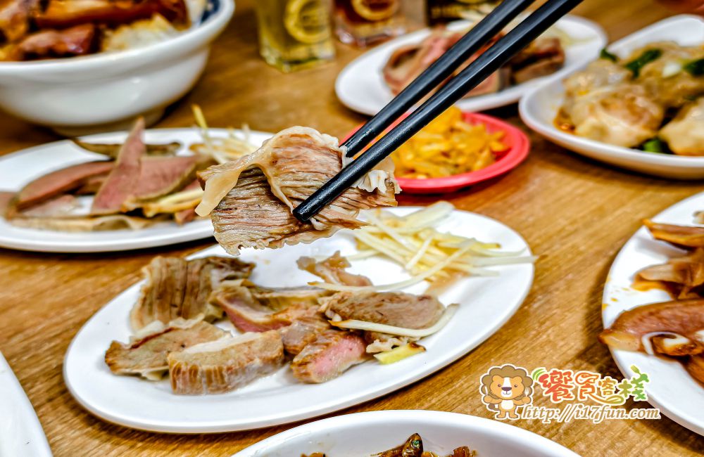 318霸王牛肉麵│高雄吃了會上癮的牛肉麵！獨家醬燒湯頭，層次分明不死鹹，滷豬腳、腿庫也是超強，還可以依喜好客製麻VS辣的比例，增加風味層次~
