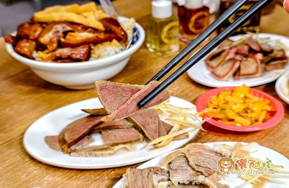 318霸王牛肉麵│高雄吃了會上癮的牛肉麵！獨家醬燒湯頭，層次分明不死鹹，滷豬腳、腿庫也是超強，還可以依喜好客製麻VS辣的比例，增加風味層次~