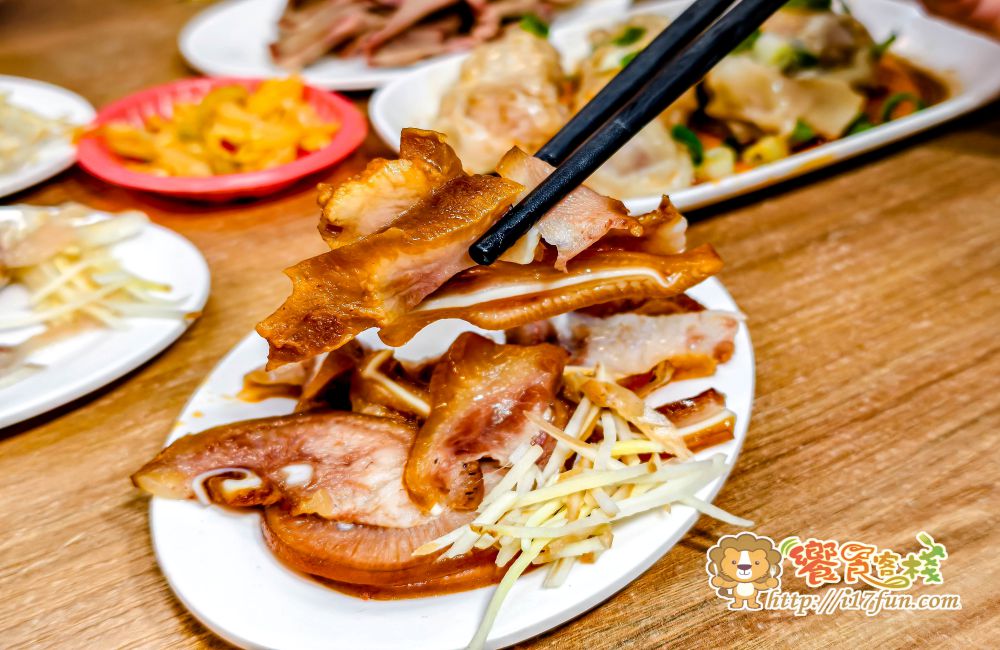 318霸王牛肉麵│高雄吃了會上癮的牛肉麵！獨家醬燒湯頭，層次分明不死鹹，滷豬腳、腿庫也是超強，還可以依喜好客製麻VS辣的比例，增加風味層次~