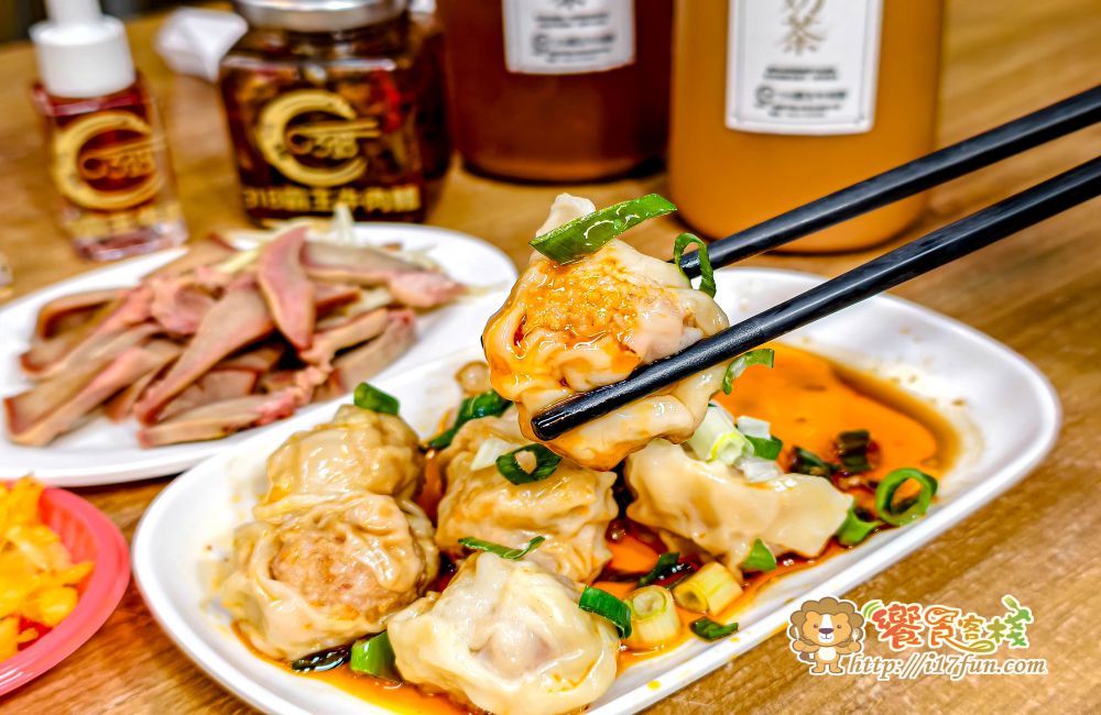 318霸王牛肉麵│高雄吃了會上癮的牛肉麵！獨家醬燒湯頭，層次分明不死鹹，滷豬腳、腿庫也是超強，還可以依喜好客製麻VS辣的比例，增加風味層次~