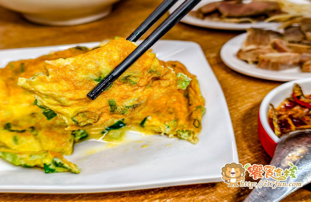 318霸王牛肉麵│高雄吃了會上癮的牛肉麵！獨家醬燒湯頭，層次分明不死鹹，滷豬腳、腿庫也是超強，還可以依喜好客製麻VS辣的比例，增加風味層次~